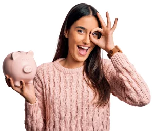 geld-sparen Lachende Frau in rosafarbenem Pullover, die ein Sparschwein in den Händen hält